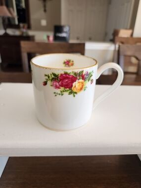 Royal Albert Old Country Rose Fine Bone China White Floral Tea Mug Gold Trim